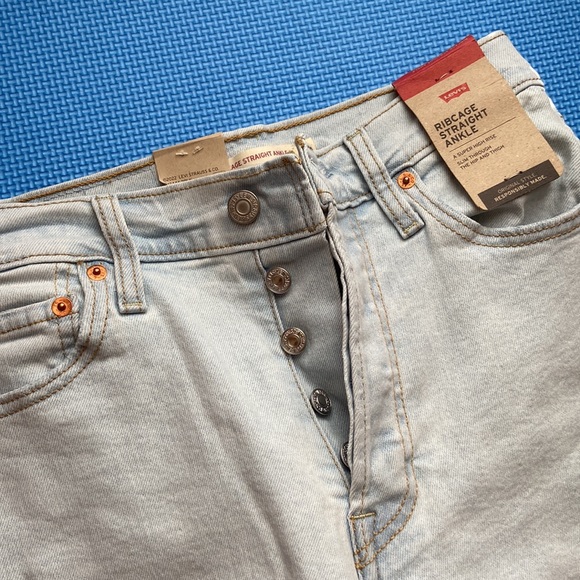 Levi's Women's Premium Ribcage Straight Ankle Jeans - Picture 3 of 5